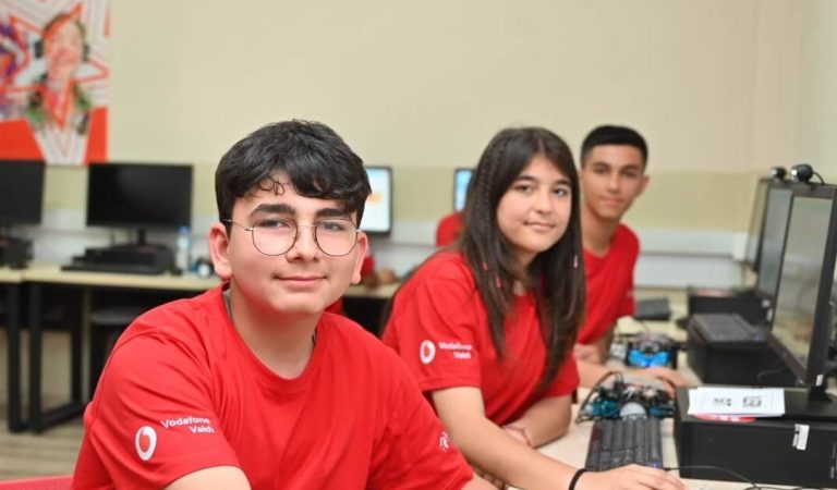 Vodafone Vakfı’nın “Yapay Zekâ Yıldızları” projesinde yeni gaye 55 bin öğrenciye ulaşmak Vodafone Vakfı’nın “Yapay Zekâ Yıldızları” projesinde yeni gaye 55 bin öğrenciye ulaşmak
